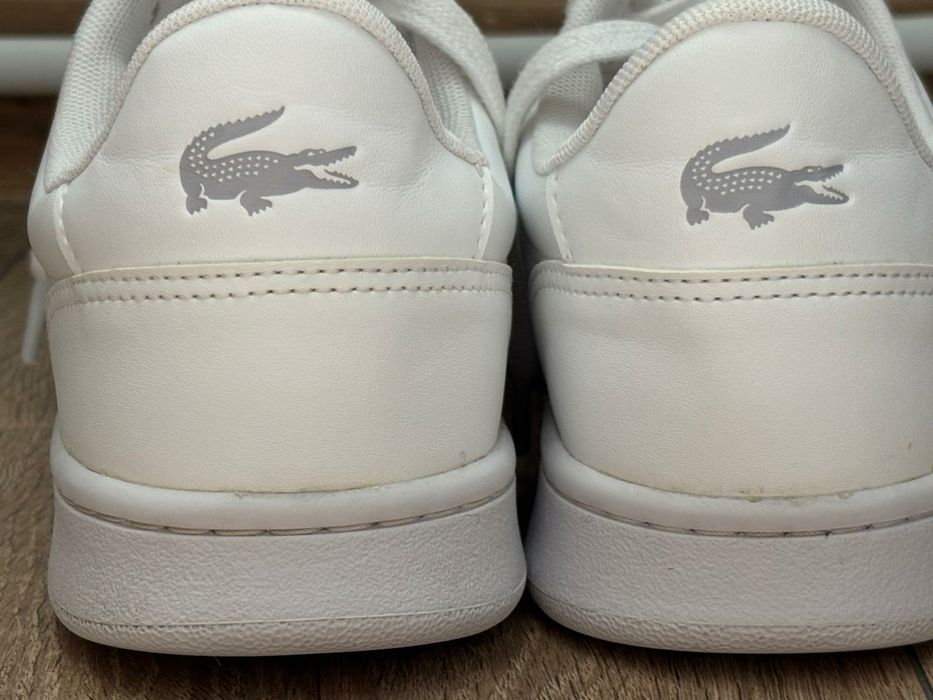 Tenisi lacoste .