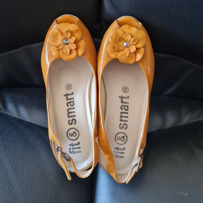 Дамски кожени сандали