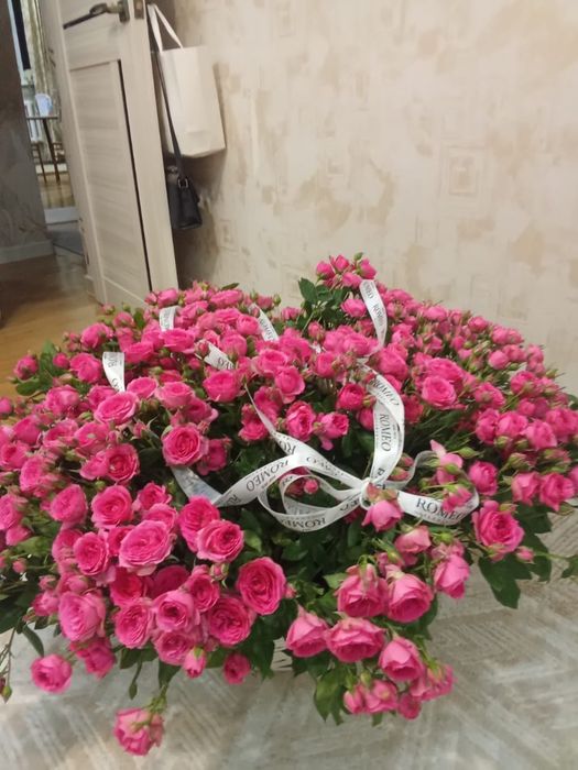 Кустовые розы в корзине