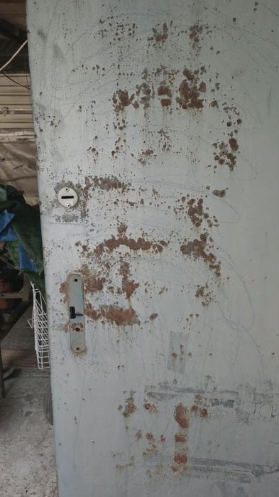 Продам металлическую дверь