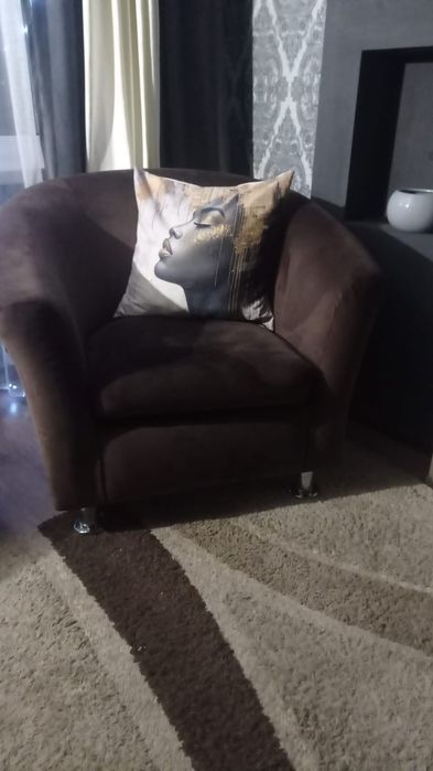 Продам кресло и журнальный столик.