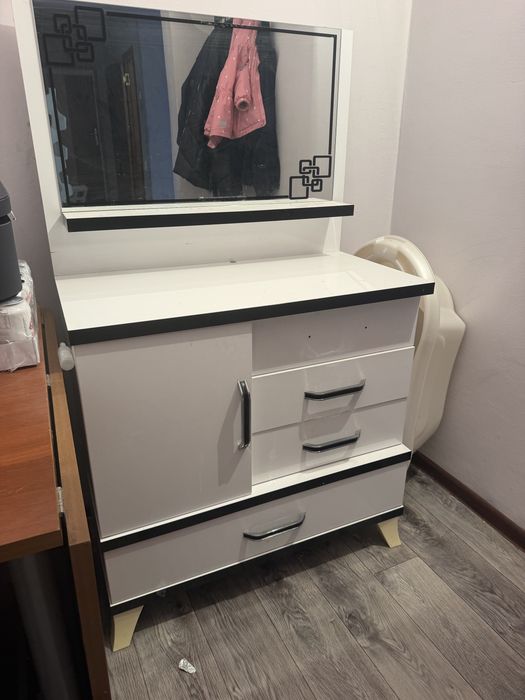 Продам комод с зеркалом