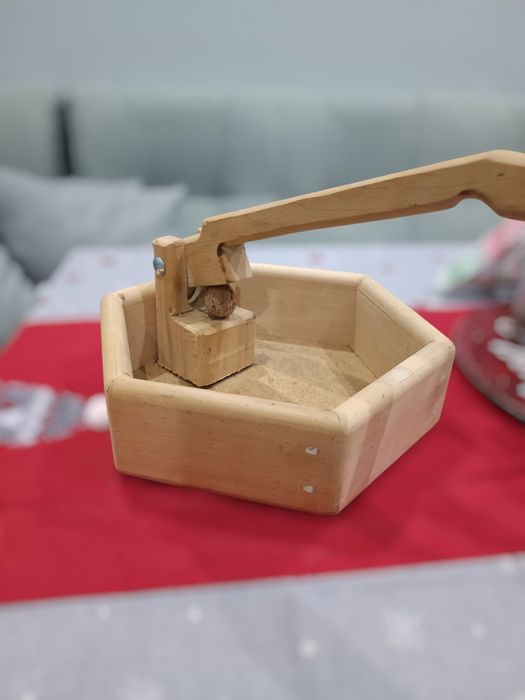 Орехотрошачка     .