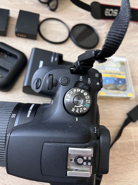 DSLR фотоапарат CANON EOS 2000D + чанта + 3 батерии + 2 зарядни + 2 филтъра