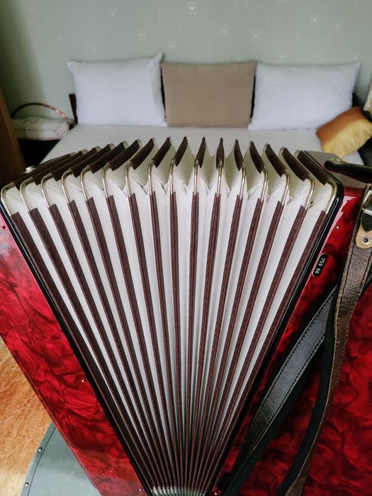 Продавам акордеон ROYAL STANDARD 120баса с куфар