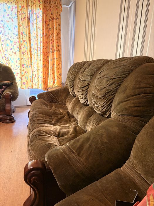Луксозен винтидж холов комплект от масивно орехово дърво и кадифена тапицерия– диван + 2 фотьойла