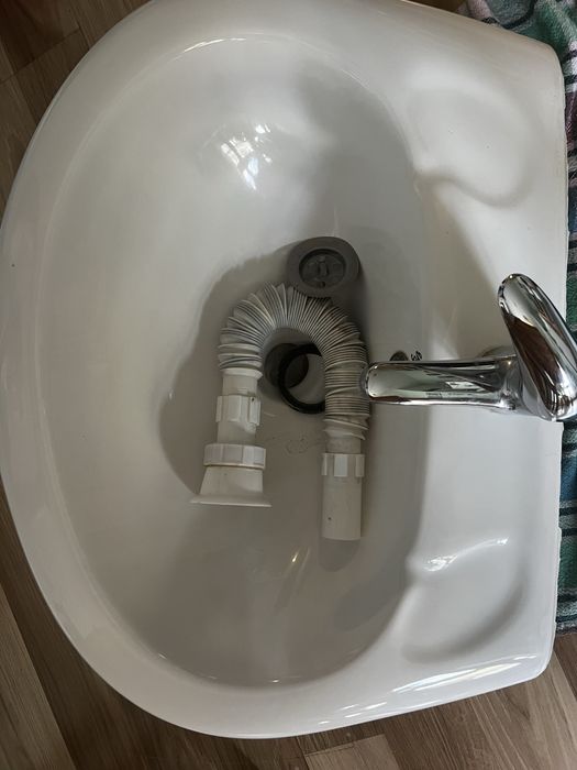 Продавам фаянсова мивка за баня