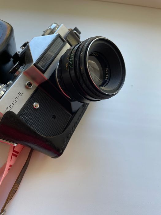 Продавам фотоапарат на лента Zenit-E с оригинален обектив Helios-44-2 58 mm f/2.