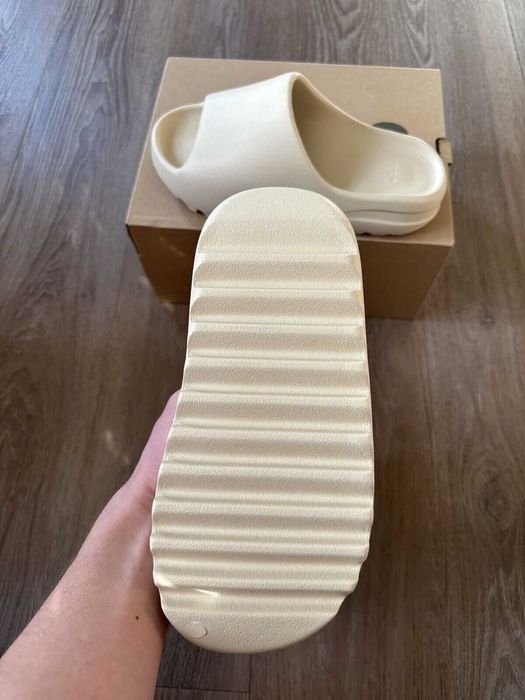 Papuci Sport Yeezy Slide Bone Adidas Bej Papuci Yeezy - Livrare Verificare