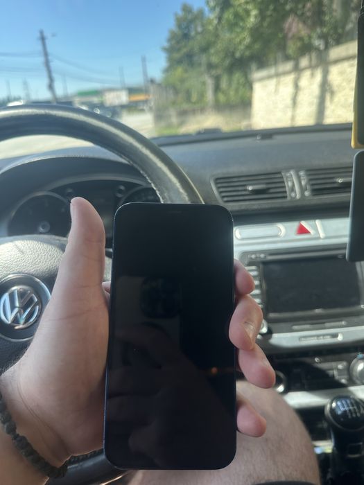 Vand Iphone 12 albastru in stare buna de functionare