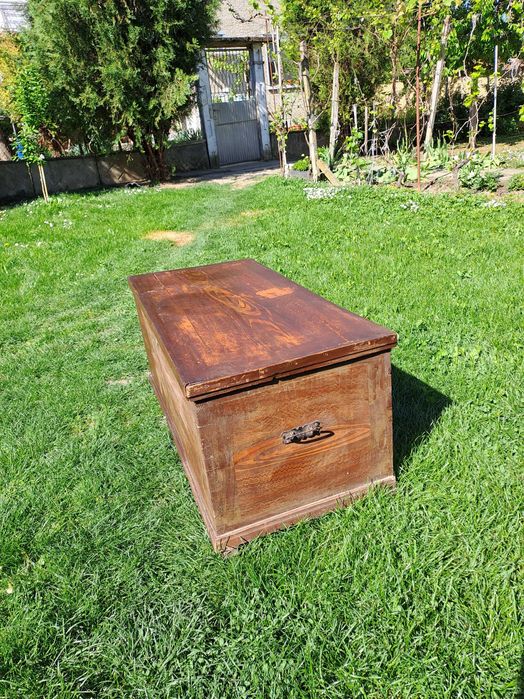 Дървен старинен сандък