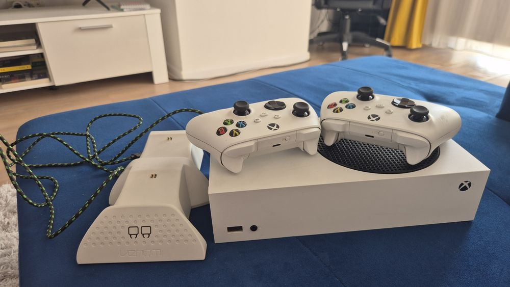 Vand Xbox Series S, statie de incarcare 2 controllere si cu acumulatori reincarcabili