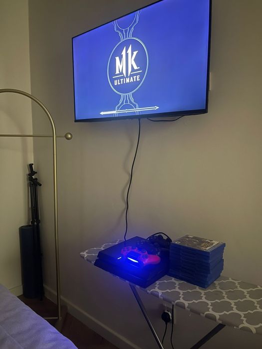 PlayStation 4 + 3 геймпада + 10 игр