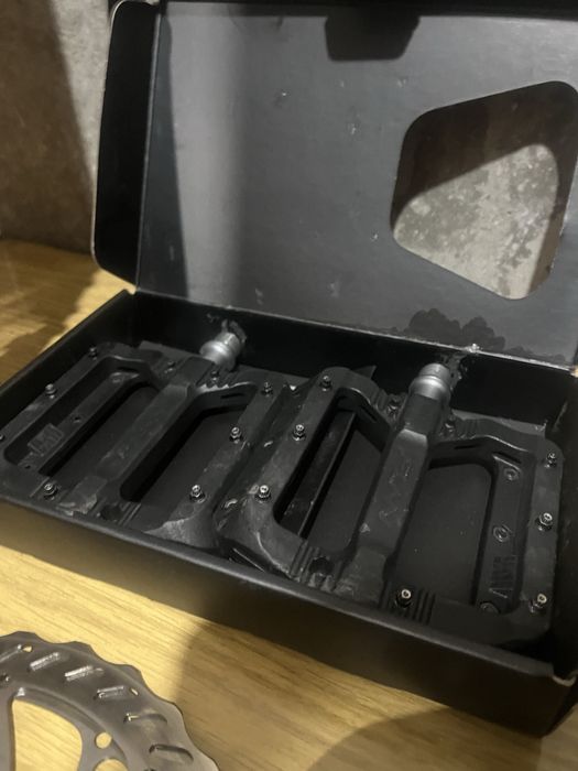 Части за колело вилка,курбели,гуми,дискове,педали,колчета,лапа,барове