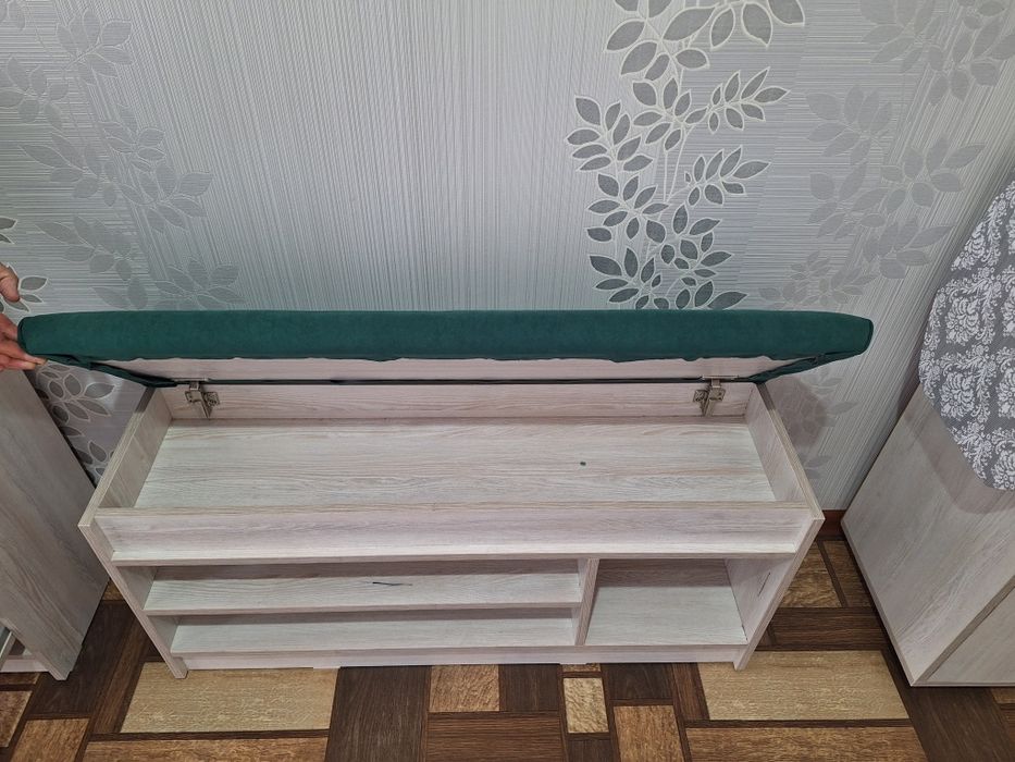 Oyoq kiyim padstavka va utyuk stol sotiladi