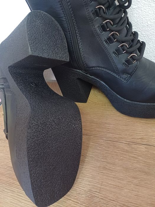 Дамски боти на висок ток