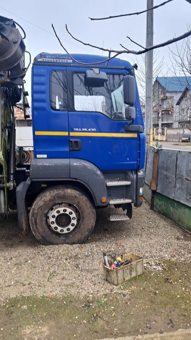 Camion abron cu macara