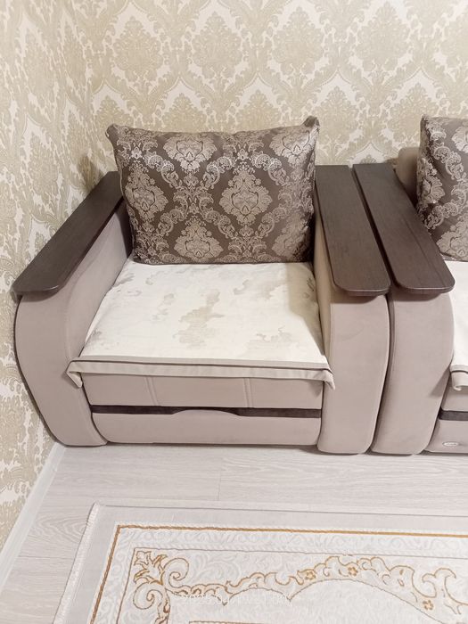 Продам диван с креслом.