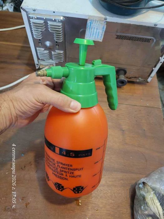 ръчна градинска пръскачка с предварително напомпване (Pressure Sprayer).