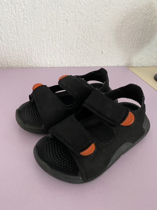 Адисдас сандали много запазени изпращам с преглед к тест!