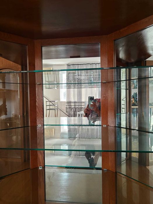 Mobila pentru sufragerie - Vitrina din lemn masiv de stejar cu decoratiuni sculptate, usi din sticla si spate oglinda in stil neo-romanesc