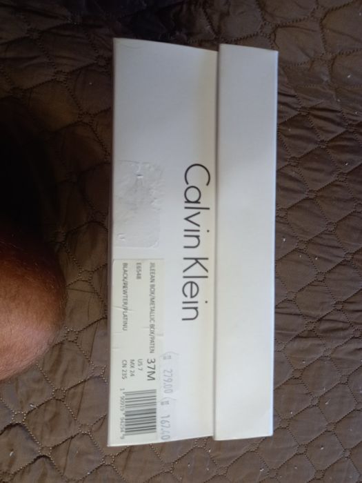 Продавам дамски чехли Calvin Klein