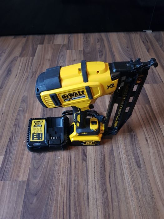 Pistol de bătut cuie în lemn Dewalt DCN 660