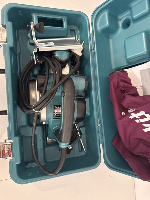 rindea electrică profesională Makita KP0810