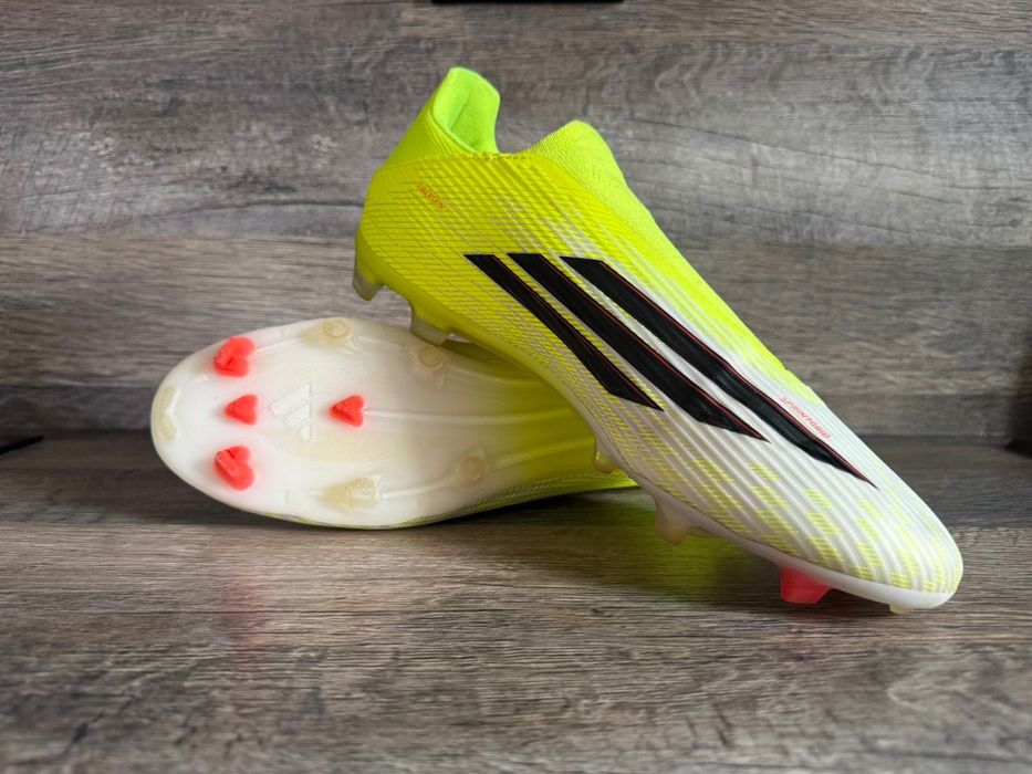 Футболни обувки Nike и Adidas