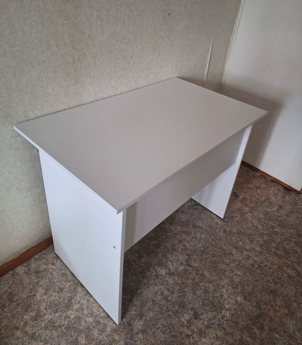 Компьютерный стол белый