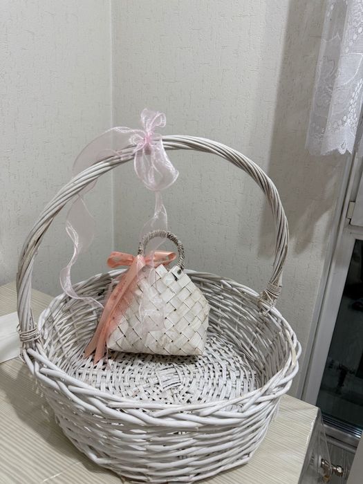 продается корзина и пустая коробка