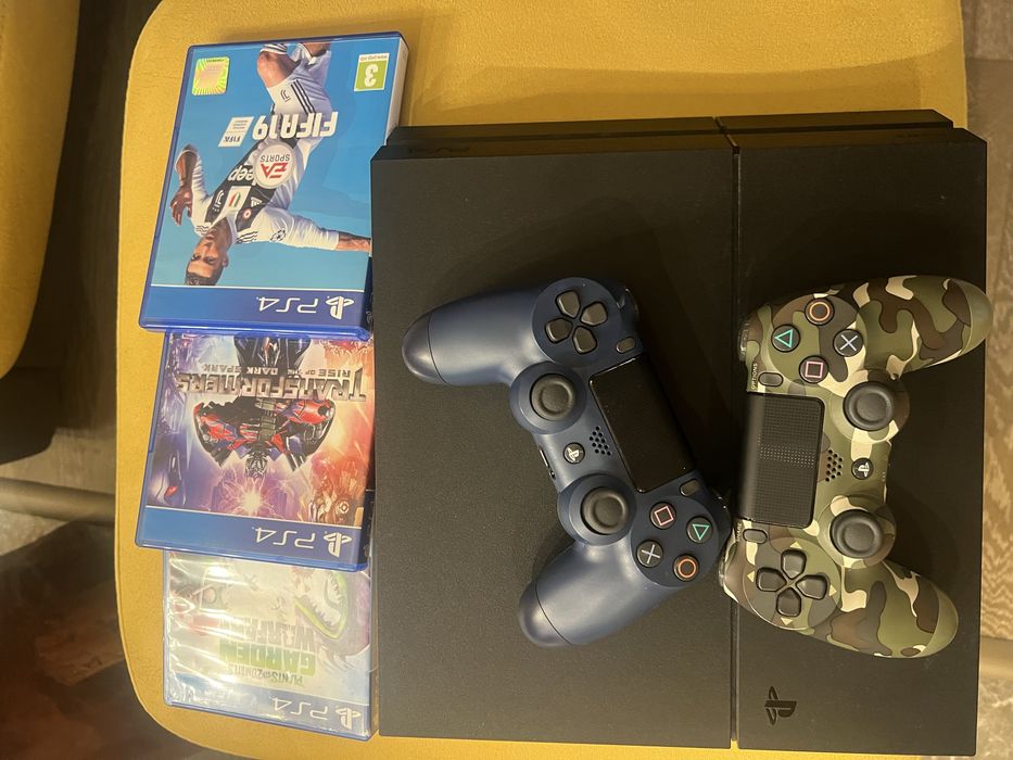 Плейстейшън конзола PS4 500GB с два джойстика и три игри