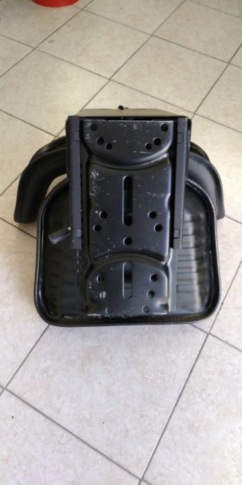 scaune noi de tractor model Triplureglaj si prindere universa 4XYT