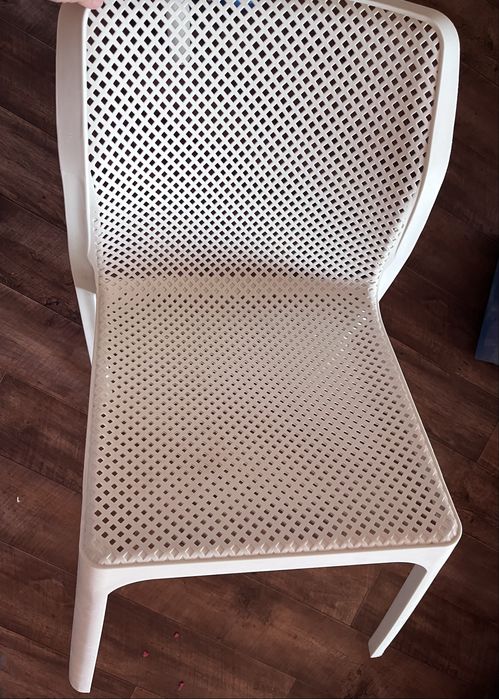 Два одинаковых стула (пластик), почти новые