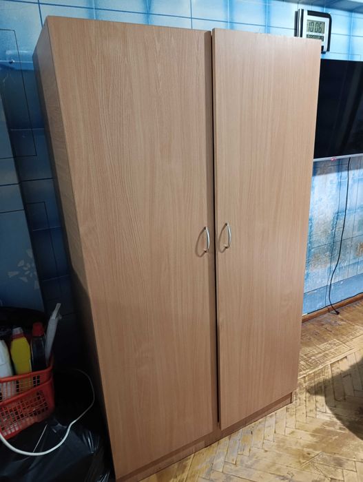 Продается комплект :шкаф, комод  , и столик на колесах, цена за все