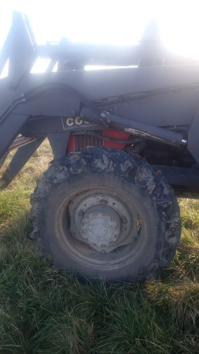 Vând tractor Massey Ferguson cu incarcator- 2640-4300 de ore