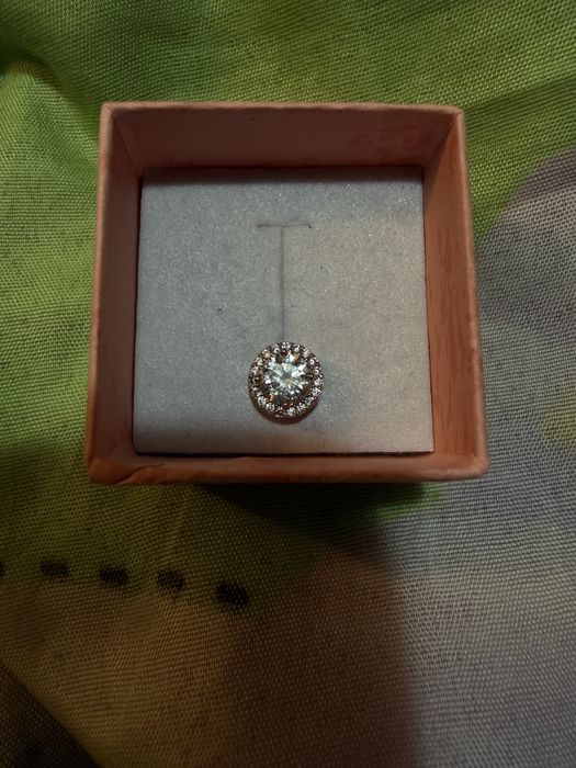 cercel de argint cu diamant moissanite