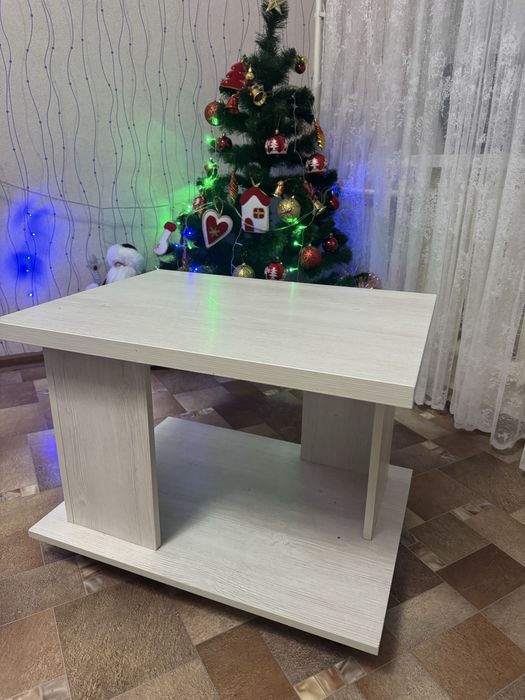 Столик на колесах