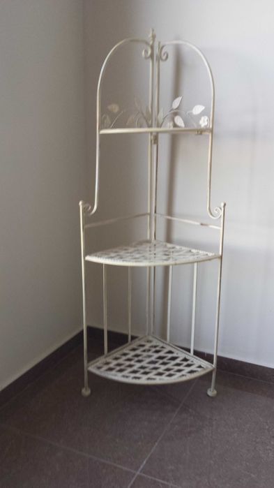 Продавамнов метален цветарник  за 100лв.