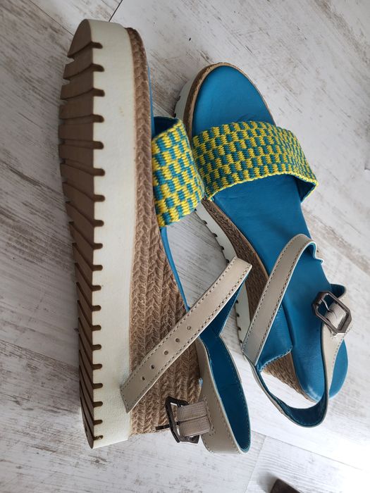 Vând sandale platformă, mărimea 40