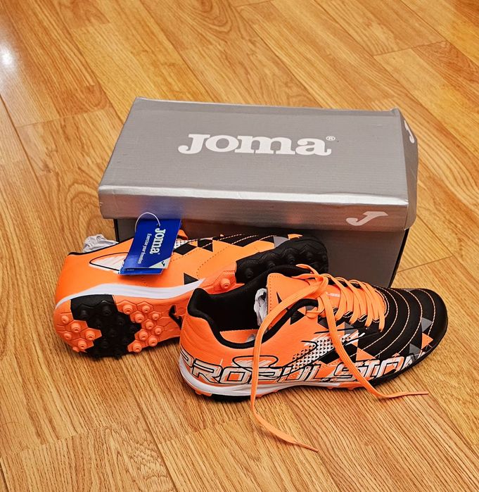 Adidași de fotbal cu crampoane si fara, patru perechi marimea 37, 38 (24,5cm)