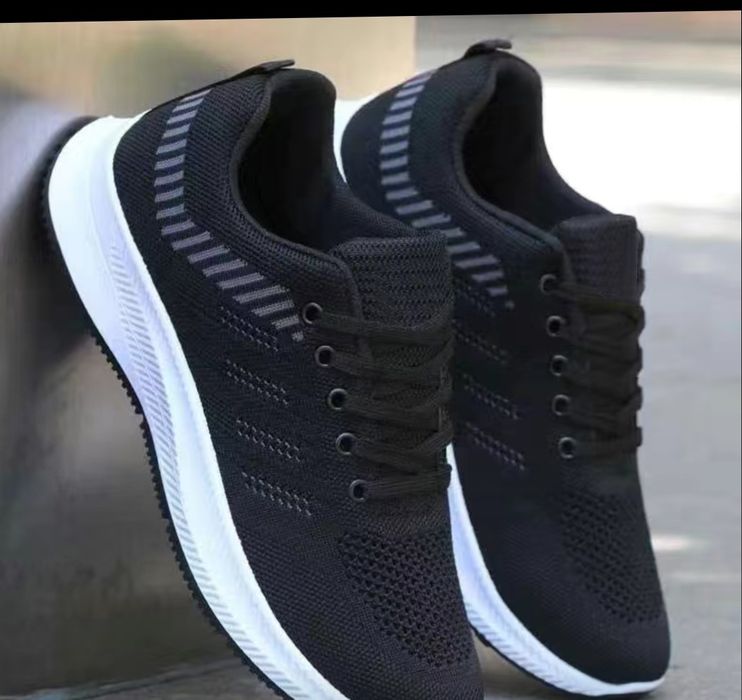 Продам мужские кроссовки