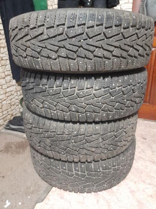 Продам  зимнию резину.