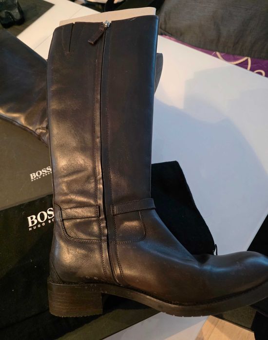 Стилни, кафяви, кожени ботуши на марката Hugo Boss размер 39-40