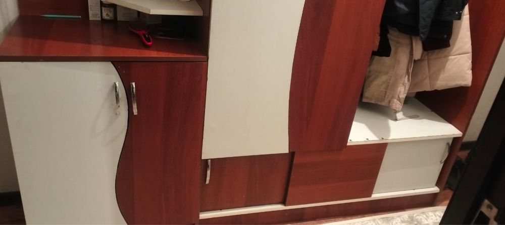 Прихожая 5 стулев и межкомнатные двери