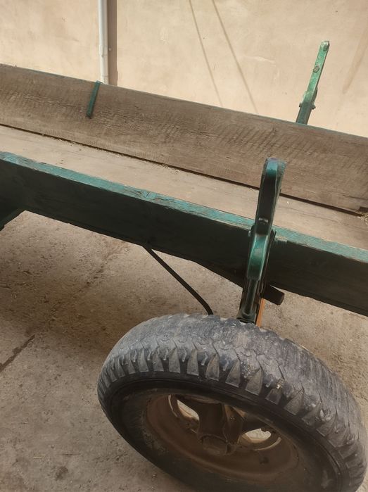 Vând căruță pe lemn cu coș din dulap