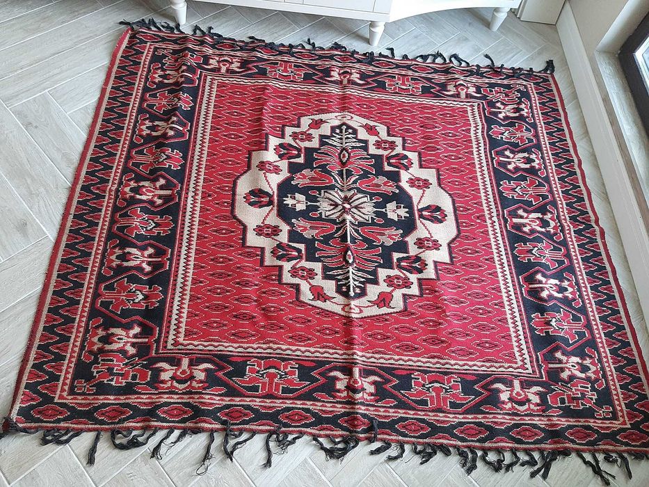 Килим, правоъгълен без косъм, двулицев и с 30%  вълна, р-р 1,50м/2,00м