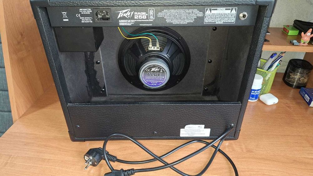 Комбоусилитель для электрогитары.