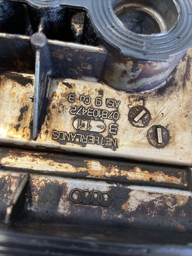 Капак на клапани преден десен за Audi A4 B5 2.8 V6 (2001) 078103472L