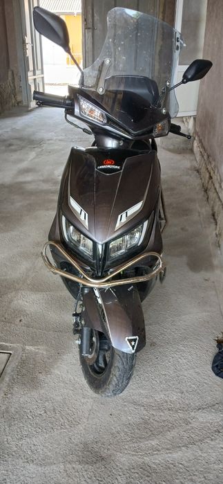 Largo motors brendiga tegishli motosikl sotiladi.